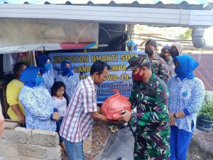 Danlanal Berbagi Sembako Dengan Masyarakat Pesisir