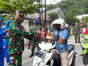 Danlanal Terjun Langsung Bagikan Takjil