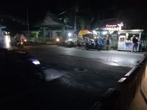 Gemerlap Malam Menguntungkan Pedagang Kaki Lima