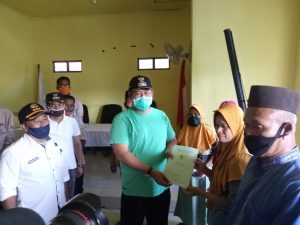 Ratusan Warga Desa Munjan Tunggu Kedatangan Bupati, Ada Apa?