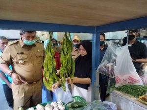 Bupati Borong Sayur dan Ikan Milik Pedagang