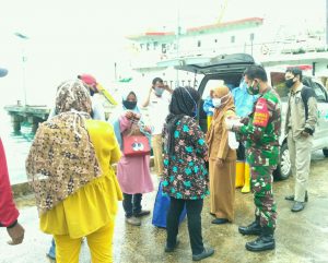 Periksa Kesehatan Penumpang Kapal Tol Laut