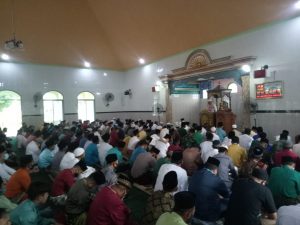 Bupati dan Wabup Anambas Sholat Ied Di Desa Payalaman