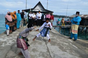 Remaja Masjid Desa Telaga Sunatkan 10 Anak