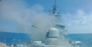 KRI YOS-353 Bombardir Sasarannya