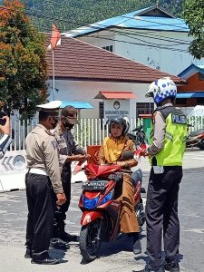 Jelang HUT RI Ke 75 Polres Bagikan Bendera Kepada Pengendara