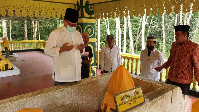 Usai Cek Kesehatan, AWE Ziarah Makam Daeng Celak