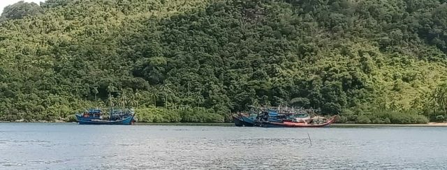 Keperluan Mendesak, 7 Kapal Pukat Labuh Teluk Kuala Maras