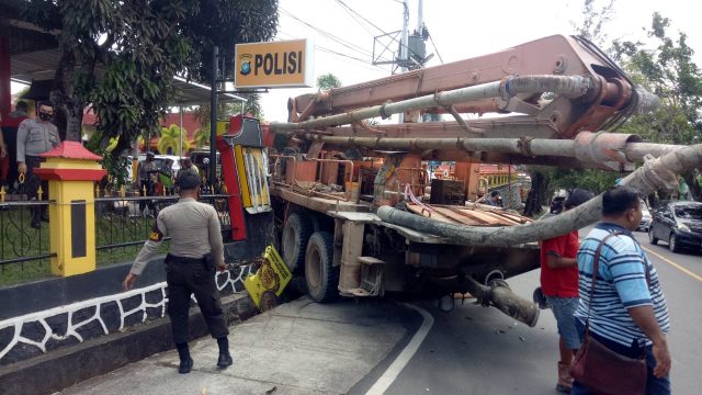 Waduh.. Pagar Mapolres Tanjungpinang Tertabrak Truck