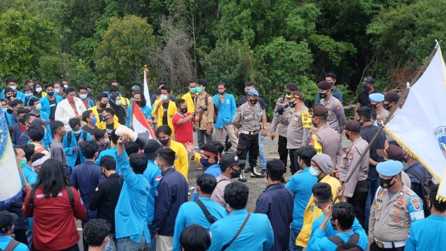 Pendemo Bentrok Dengan Aparat Keamanan