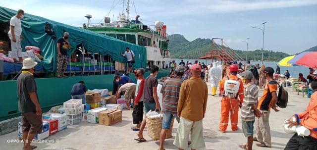 Kapal Kargo Tiba Di Jemaja Prokes Dijalankan