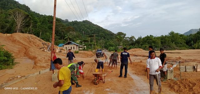 Hujan Lebat Tanah Meluber Ke Jalan Raya