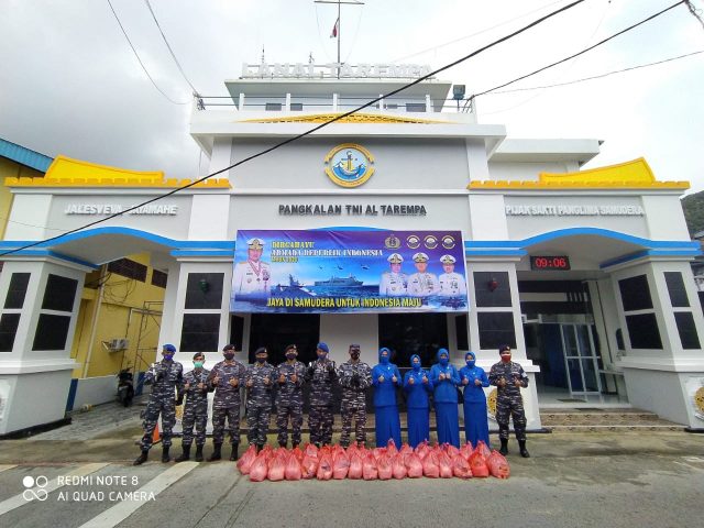 Dirgahayu Hari Armada RI Ke 75, Lanal Tarempa Gelar Baksos Dan Anjangsana