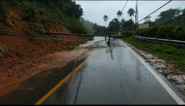 Listrik Padam Akibat Tiang Listrik Tumbang