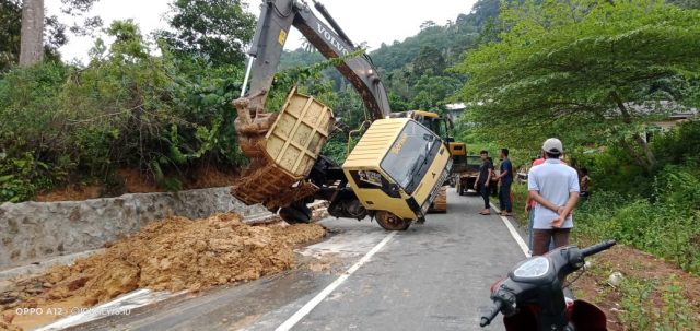 Truck Terguling Saat Angkut Tanah Bekas Longsor