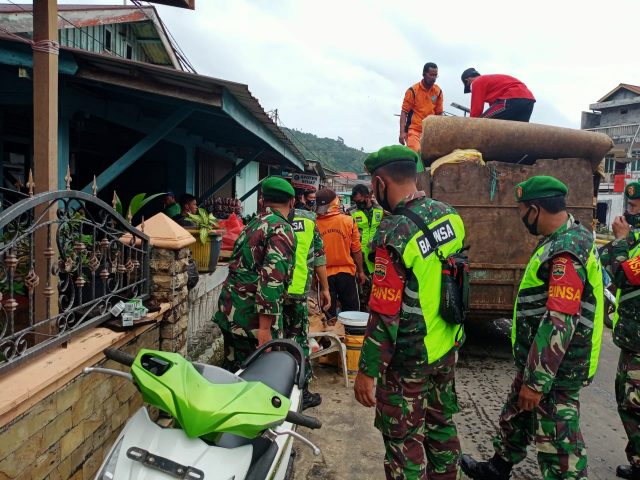 Pasca Banjir Koramil 02 Tarempa Bantu Warga Bersihkan Rumah