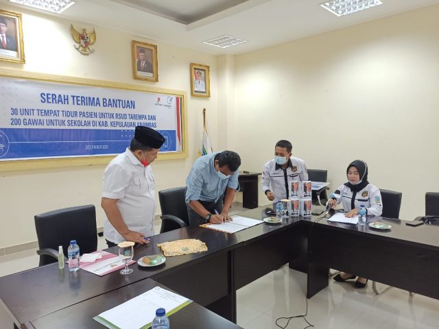 Medco E&P Salurkan CSR Berupa Tempat Tidur Pasien