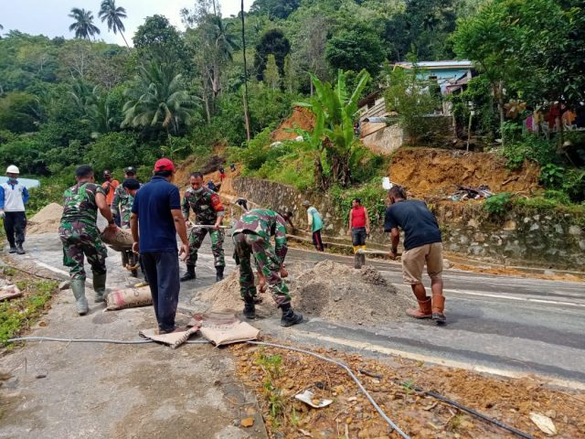 Danramil Tarempa Bersama Masyarakat Lakukan Goro