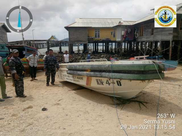 TNI AL Pantau Langsung Penemuan Speedboat Bertuliskan Vietnam