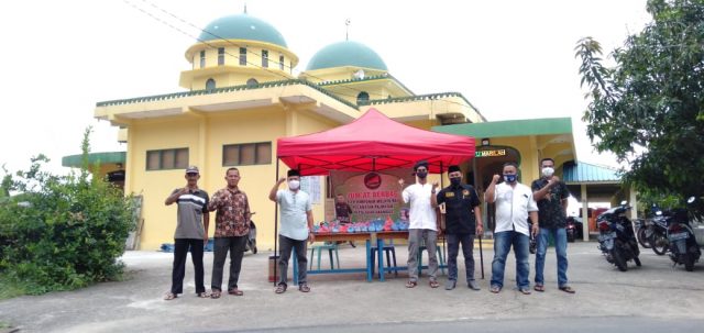 HMR Palmatak Berbagi Makanan Dipinggir Jalan