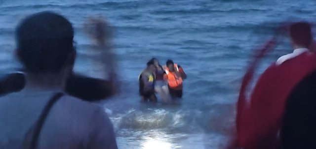 Terseret Arus Gelombang Seorang Perempuan Tenggelam