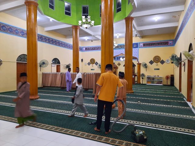 Anggota Karang Taruna Air Asuk Goro Di Masjid