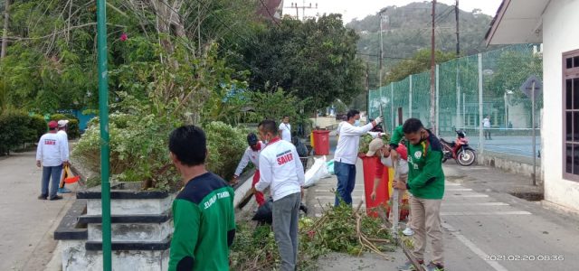 Tetap Menjaga Kebersihan Lingkungan Tarempa