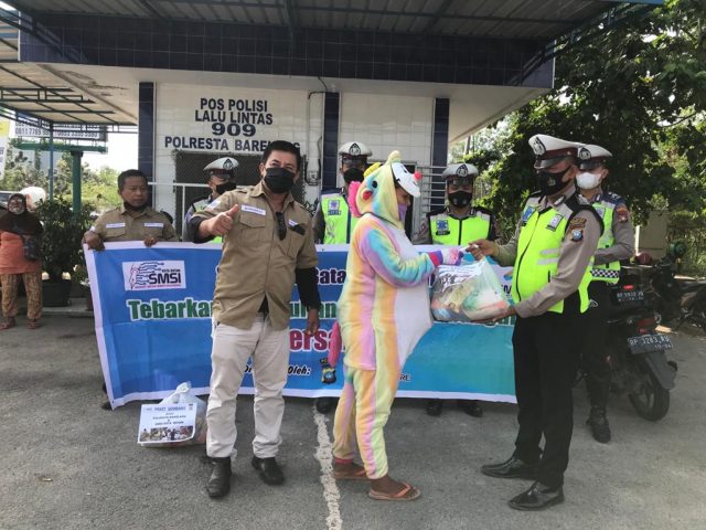 Jumat Berkah, SMSI Batam dan Polresta Barelang Bagikan Sembako ke Warga