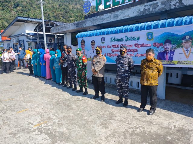 Danlanal Tarempa Bersama Istri Sambutan Kunker Gubernur Kepri