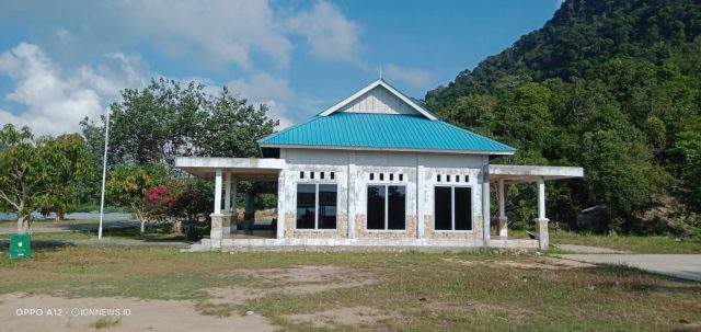 Miris! Gedung Dishub Jemaja Timur Rusak Parah