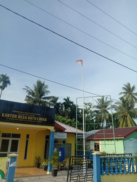 Bendera Indonesia Tetap Berkibar Meski Sudah Usang