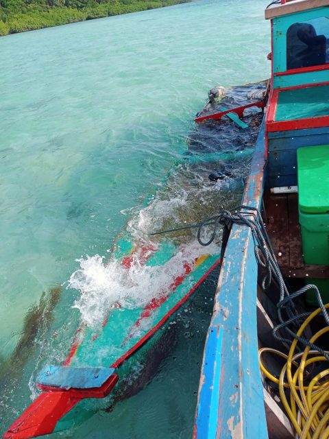 Kapal Motor Tenggelam Angkut Air Galon