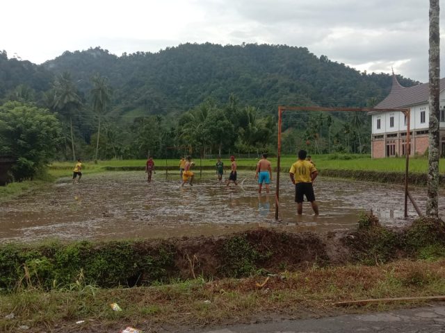 Pasca Panen Padi, Warga Solok Selatan Main Bola Lumpur
