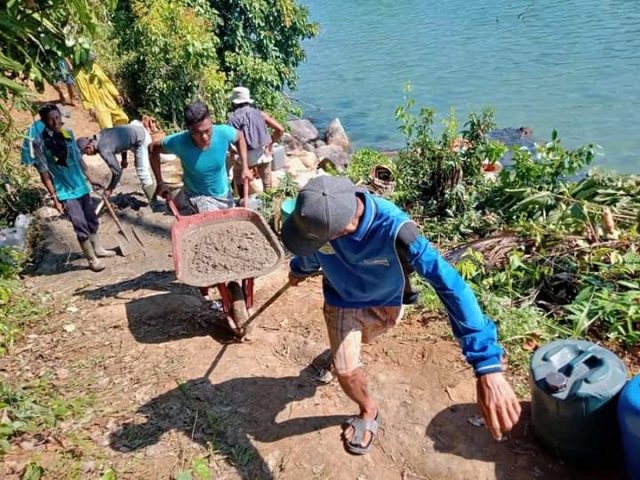 Masyarakat Dusun Langan Goro Semenisasi Akses Jalan