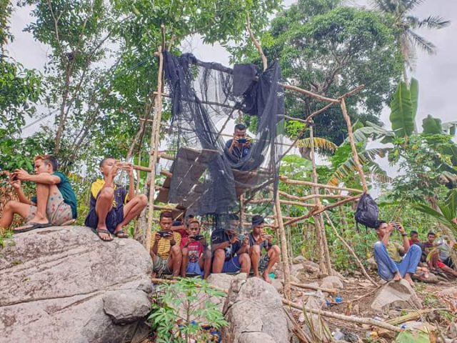 Masyarakat Desa Munjan Mendaki Gunung Peroleh Jaringan Telekomunikasi