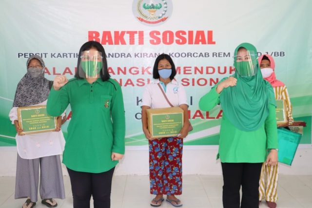 Dukung Vaksinasi Nasional, Ketua Persit Berikan Bingkisan Pada Masyarakat Uban