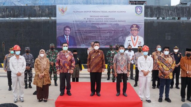 Menko Airlangga Lepas Eksport Perdana Alumina di Bintan