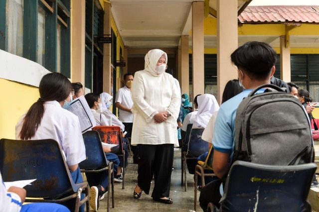 Kunjungi Sekolah, Wagub Marlin Berterima Kasih ke Para Guru