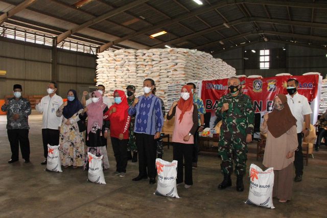 Luncurkan Bantuan Beras, Gubernur Minta Segera Didistribusikan