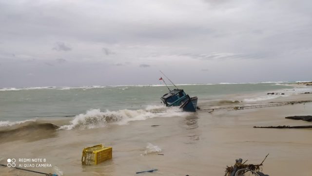 Kapal Motor Milik Nelayan Pecah Dihantam Gelombang