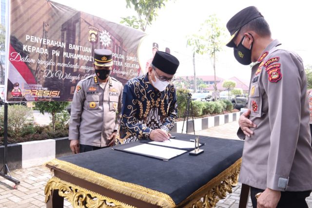 Kapolda Sumsel Salurkan Beras Kepada Pengurus Muhammadiyah