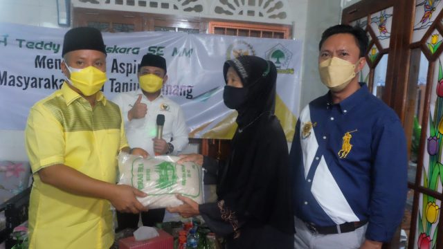 Kompak Kakak Adik Anggota DPRD Gelar Vaksinasi Dan Paket Sembako Terhadap Warga