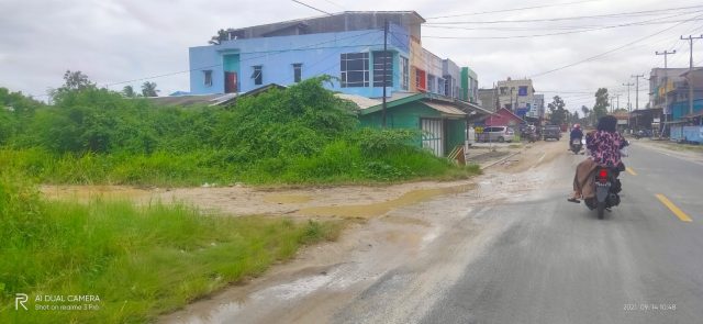 Mobil Proyek Angkut Tanah Kotori Akses Jalan Warga