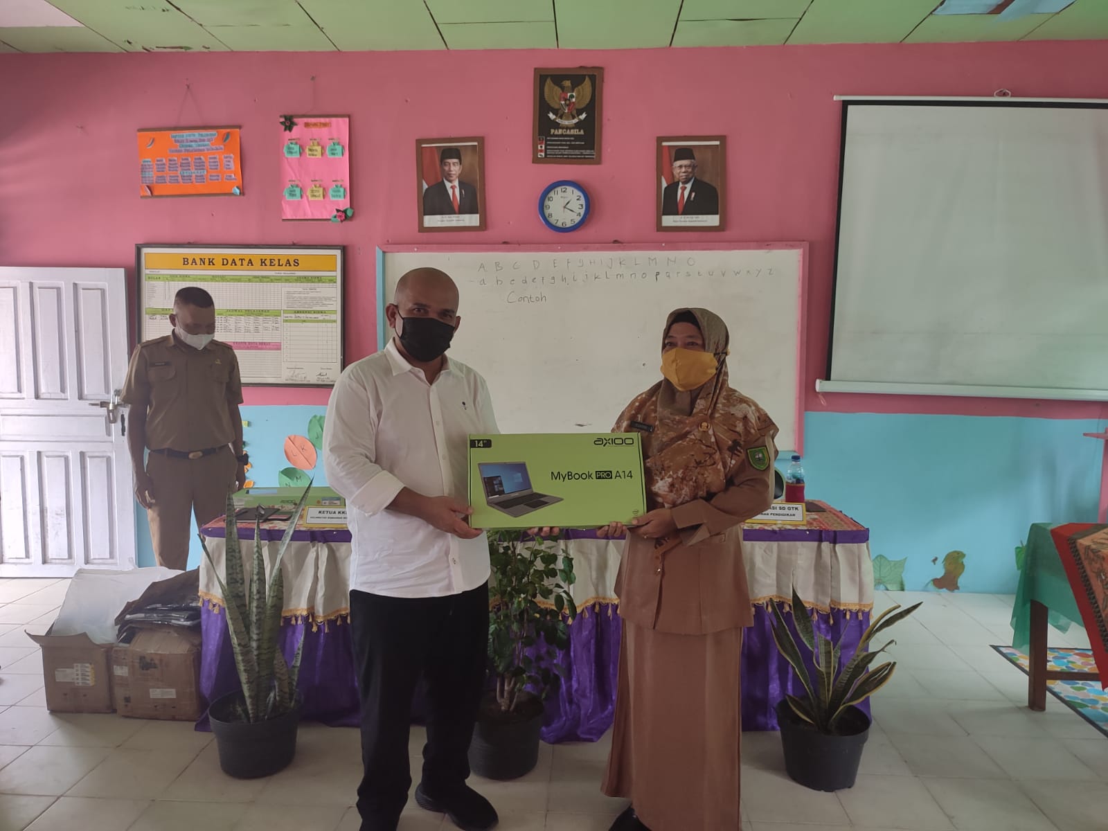 Ketua Komisi I DPRD Kabupaten Natuna, Wan Arismunandar saat menyerahkan secara simbolis laptop untuk tenaga pendidik