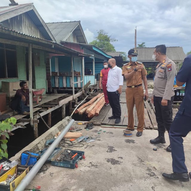 Ketua Komisi I DPRD Natuna Pantau Pemasangan Lampu Penerangan di Desa Sungai Ulu