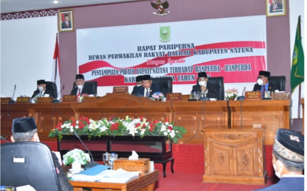 Tampak Bupati, Waki Bupati Natuna, Ketua DPRD, Wakil Ketua I dan Wakil Ketua II saat sidang rapat paripurna