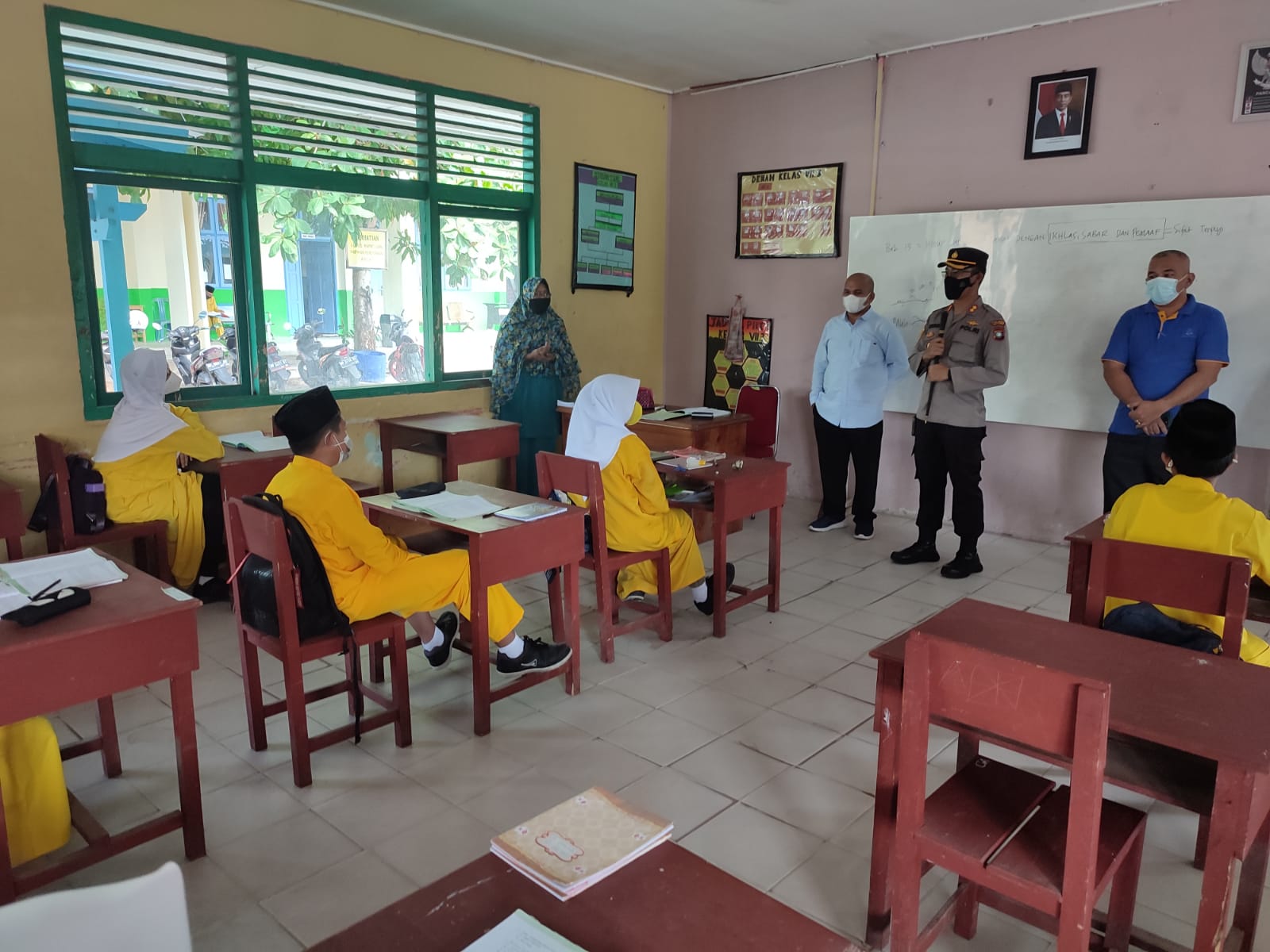 Wan Arismunandar memantau di sejumlah sekolah dan berdialog dengan para siswa
