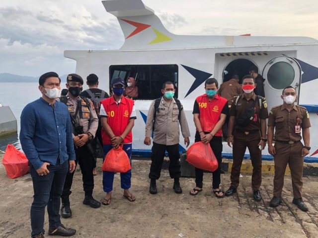 Cabjari Natuna di Tarempa Pindahkan Dua Tahanan Lintasi Jalur Laut