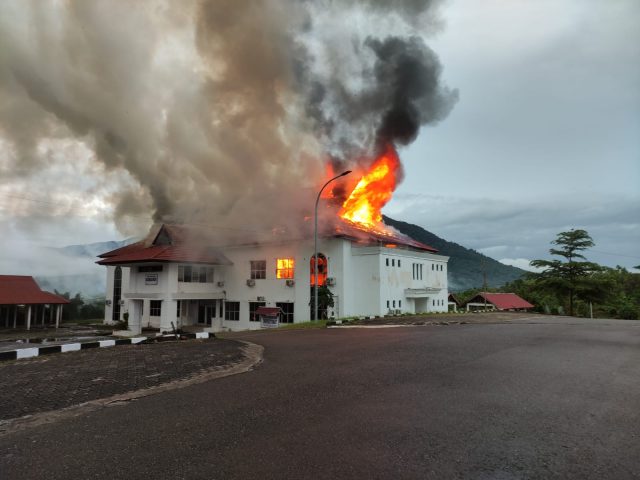 Breaking News : Gedung Kantor Pemkab Natuna Terbakar