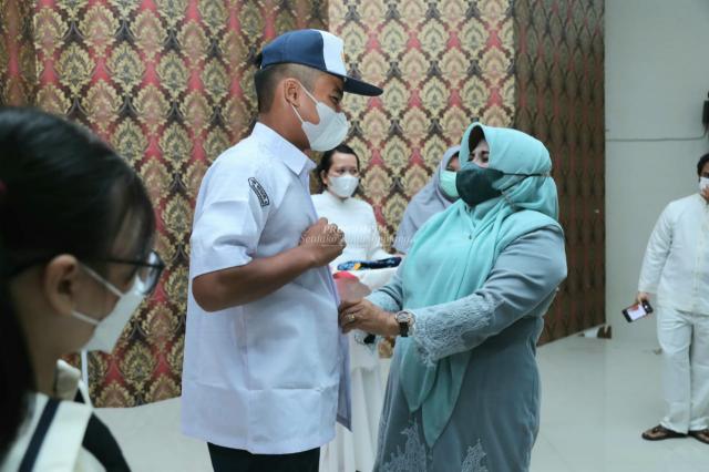Pakaian Seragam dan Perlengkapan Sekolah Dibagikan